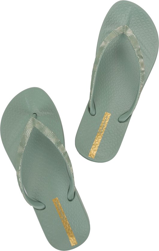 Lichtgroene Ipanema teenslippers met zilveren golvend patroon op de bandjes.