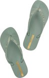 Lichtgroene Ipanema teenslippers met zilveren golvend patroon op de bandjes.