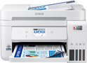 Witte Epson EcoTank-printer met gesloten klep, documenten in de invoerlade. De inktcontainers zijn zichtbaar aan de rechterkant.
