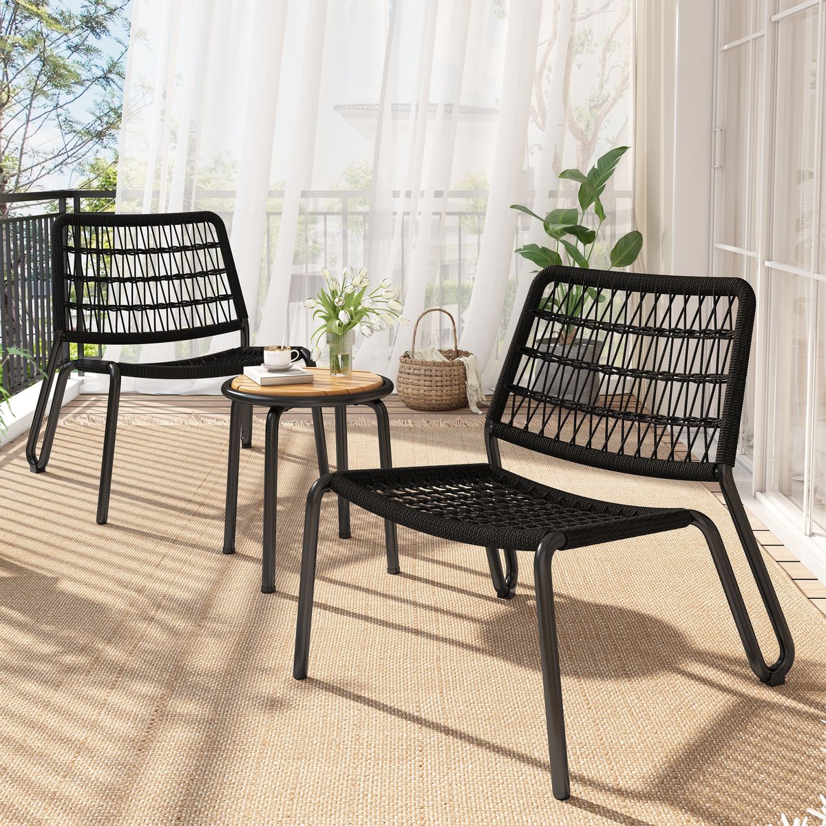 Massief houten tafelblad en zwarte stoelen in 3-delige balkon meubelset.