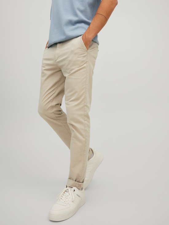 Beige chino met omgeslagen pijpen.