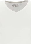 Close-up van de witte v-hals van een t-shirt, met Ten Cate label.