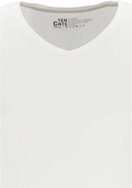 Close-up van de witte v-hals van een t-shirt, met Ten Cate label.