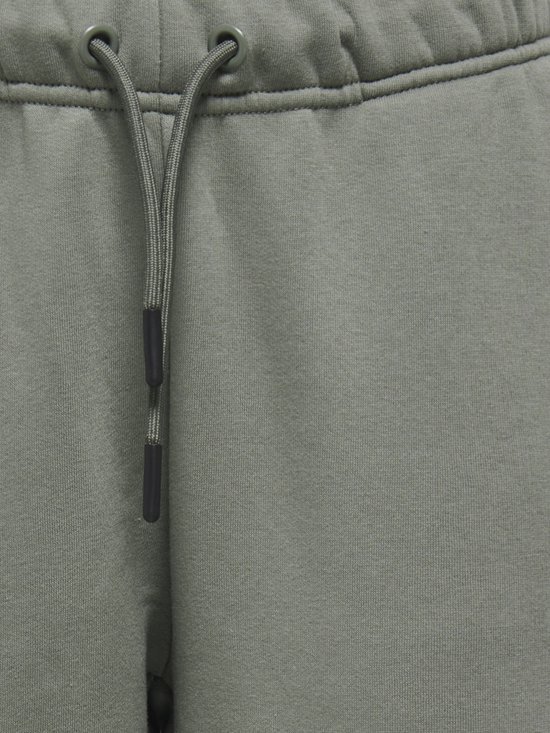 Olijfgroene joggingbroek met een trekkoord aan de taille, afgewerkt met zwarte uiteinden.