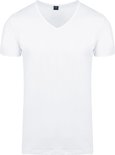 Wit v-hals t-shirt op een witte achtergrond, met een klein merklabel bij de nek.