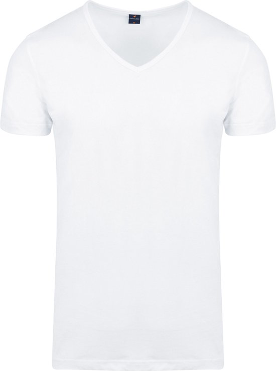 Wit v-hals t-shirt op een witte achtergrond, met een klein merklabel bij de nek.