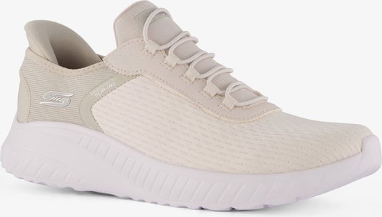 Beige Skechers sneaker met witte veters, mesh details en plateauzool.