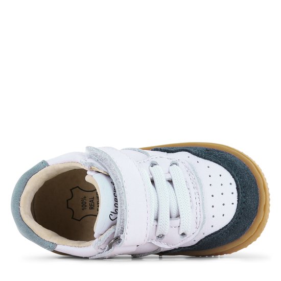 Bovenaanzicht van een witte kinder sneaker met blauwe suède details, klittenband en veters.