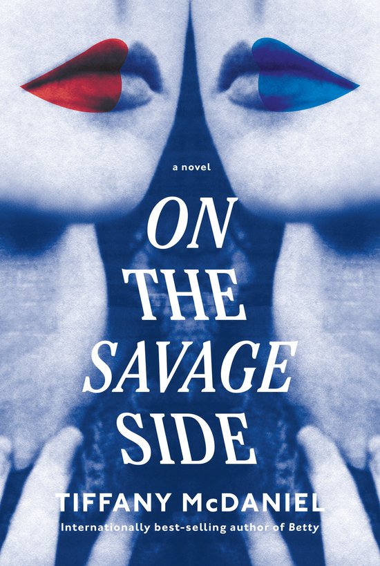 Boekomslag 'On The Savage Side' met de titel groot in witte letters, auteur Tiffany McDaniel. Twee gespiegelde gezichten met rode en blauwe lippen.