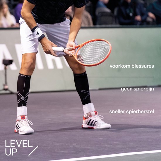 Joueur de tennis portant des chaussettes de compression noires avec logo blanc. "prévenir les blessures", "pas de douleur musculaire", "récupération musculaire plus rapide".