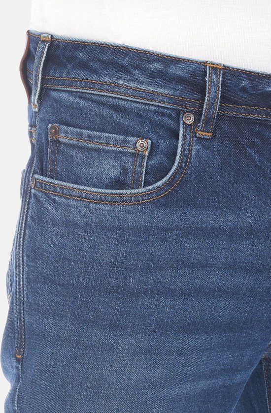 Detail van de voorkant van blauwe jeans met oranje stiksels, een klein zakje en knopen.