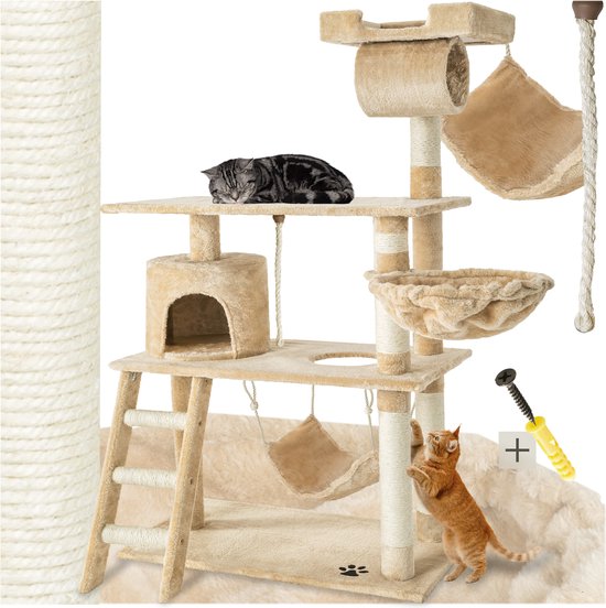 Beige kattenkrabpaal met een zittende kat, een spelende kat en een slapende kat. Inclusief grot, hangmat, trap, sisalpalen en een touw. Montagegereedschap is zichtbaar.