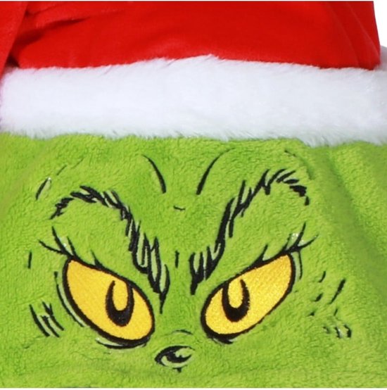 Close-up van een groene The Grinch-capuchon met gele ogen, wenkbrauwen en een rode kerstmuts met witte rand.