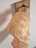 Connexion d'un spot de plafond avec abat-jour en bambou naturel et bras en bois.