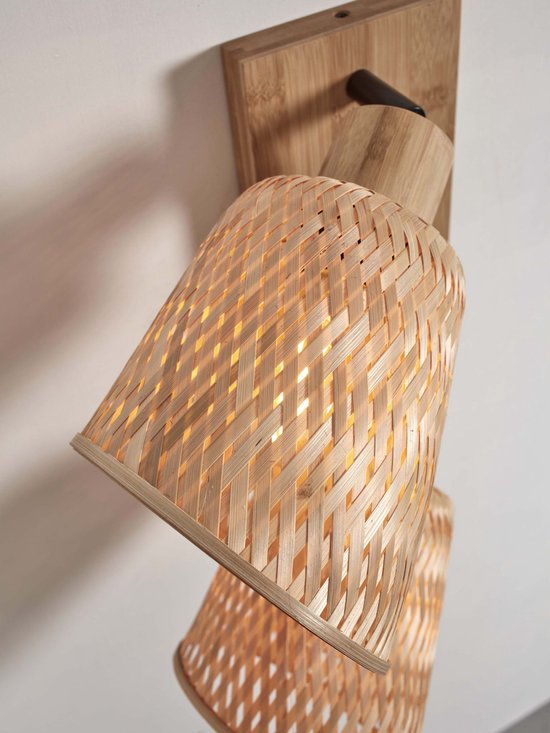 Connexion d'un spot de plafond avec abat-jour en bambou naturel et bras en bois.