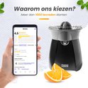 Zwarte citruspers met op de voorgrond een smartphone waarop een 4,5 sterren review staat. Naast de pers liggen partjes sinaasappel.