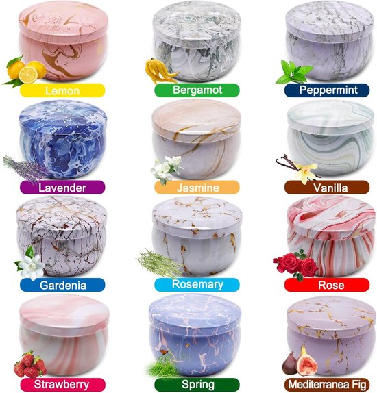 Twaalf kleine kaarsen met marmerpatroon, elk met een label voor de geur: Lemon, Bergamot, Pepermunt, Lavendel, Jasmijn, Vanille, Gardenia, Rozemarijn, Roos, Aardbei, Lente, Mediterrane vijg.