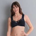 Model met zwarte beugelbh van Anita Comfort met brede bandjes en mesh inzetstuk.