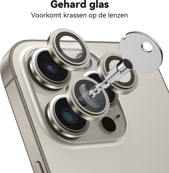 Zilverkleurige cameralensbeschermers op de lenzen van een champagnekleurige telefoon, met een sleutel die naar de lenzen wijst. "Gehard glas"