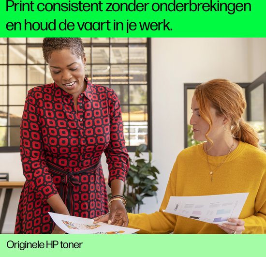 Deux femmes regardant des papiers dans un bureau. Imprimez de manière constante sans interruption et maintenez votre rythme de travail.