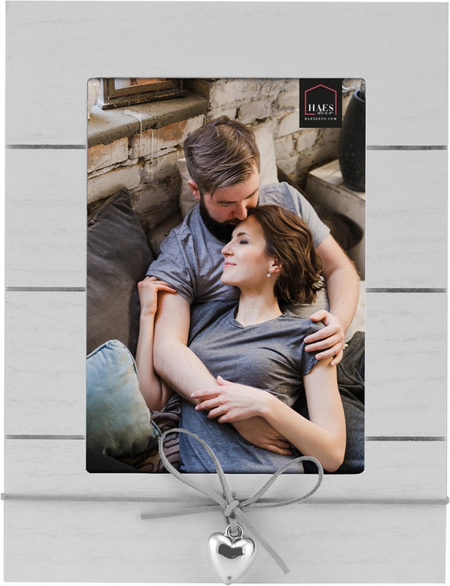 HAES DECO - Houten Fotolijst Cergi verticaal wit met metalen hartje voor foto 13x18 - XD557VHS