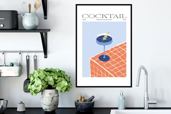 Affiche d'un cocktail bleu sur une nappe orange, dans un environnement de cuisine.