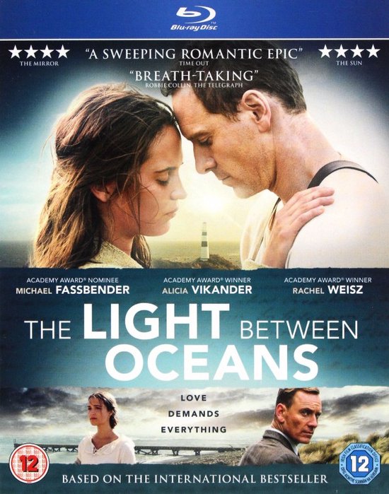 Blu-ray hoes van 'The Light Between Oceans' met een man en vrouw die hun hoofden tegen elkaar leggen met een vuurtoren op de achtergrond.