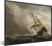 Fotolijst incl. Poster - Een schip in volle zee bij vliegende storm - Schilderij van Willem van de Velde - 80x60 cm - Posterlijst