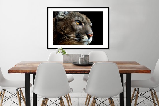 Photo encadrée - Puma sur fond noir cadre photo noir avec passe partout blanc 60x90 90x60 cm - Affiche encadrée (Décoration murale salon / chambre)