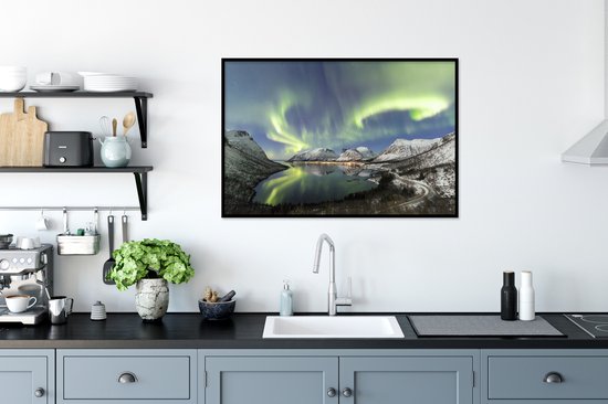 Aurores boréales au-dessus des montagnes 90x60 cm