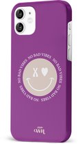 xoxo Wildhearts No Bad Vibes Purple - Double Layer - Hard case hoesje geschikt voor iPhone 12 hoesje - Hoesje met smiley / emoji - Beschermhoes geschikt voor iPhone 12 case met print - paars