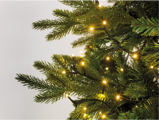 Groene kerstboomtakken met warm witte LED-lampjes.