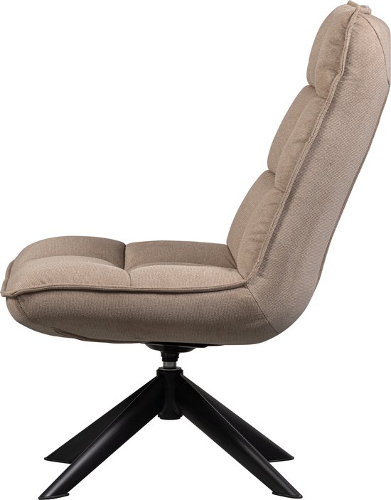 Zijaanzicht van een zandkleurige fauteuil met een zwart stervoetonderstel.