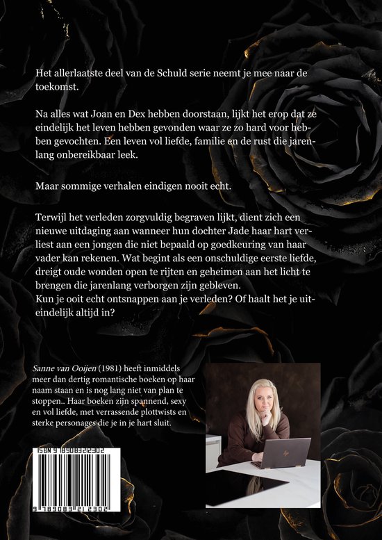 Achterkant boek met tekst en foto van auteur Sanne van Ooijen. Zwarte rozen op achtergrond.