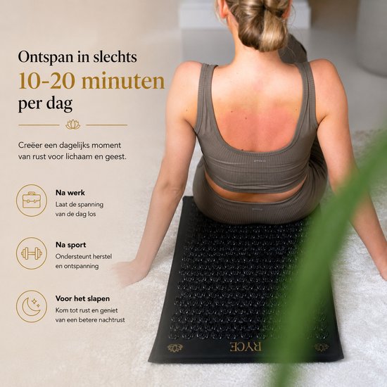 Vrouw op zwarte spijkermat, rode plekken op rug. Tekst: Ontspan in slechts 10-20 minuten per dag.