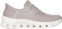 Beige sneaker met mesh bovenkant, witte zool met uitsparingen, 'Skechers Slip-ins Glide-Step' opdruk.