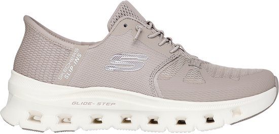 Beige sneaker met mesh bovenkant, witte zool met uitsparingen, 'Skechers Slip-ins Glide-Step' opdruk.