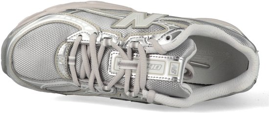 Bovenaanzicht van een lichtgrijze New Balance 740 sneaker met metallic zilveren accenten.