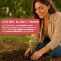 Vrouw plant een boompje in de aarde. Tekst: Elke bestelling = 1 boom.