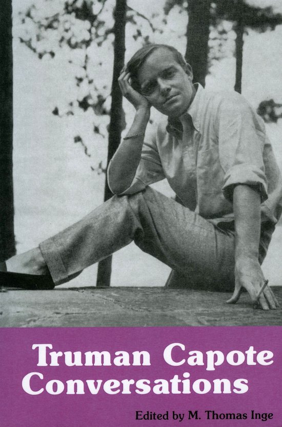 Zwart-witfoto van Truman Capote, zittend met een hand op zijn hoofd. 'Truman Capote Conversations' staat onderaan.