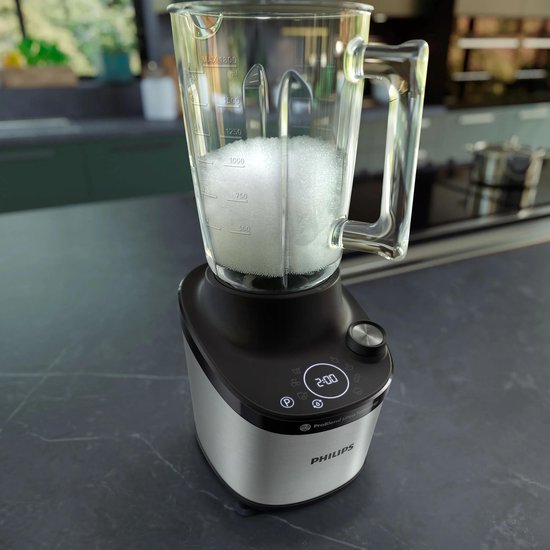 Philips blender met transparante kan gevuld met suiker op een donker aanrecht.