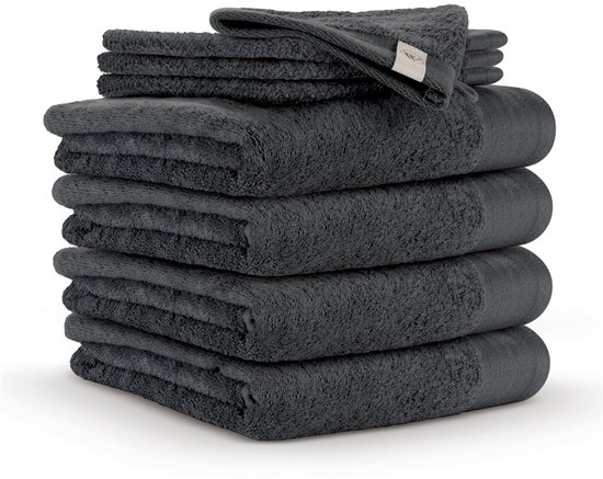 Stapel antracietkleurige handdoeken en een kleine gastendoek, met een label.