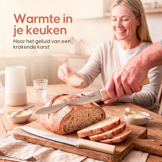 Een vrouw snijdt brood met een gekarteld mes met houten handvat. "Warmte in je keuken"