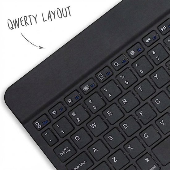 Close-up van een zwart toetsenbord met de tekst "QWERTY layout".