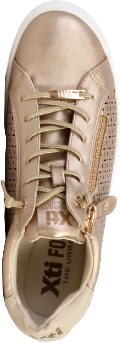 Sneakers met veters