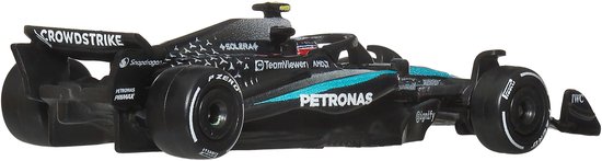 Zwarte F1-auto met turquoise lijnen, PETRONAS-logo en 'Crowdstrike'. Zijaanzicht.