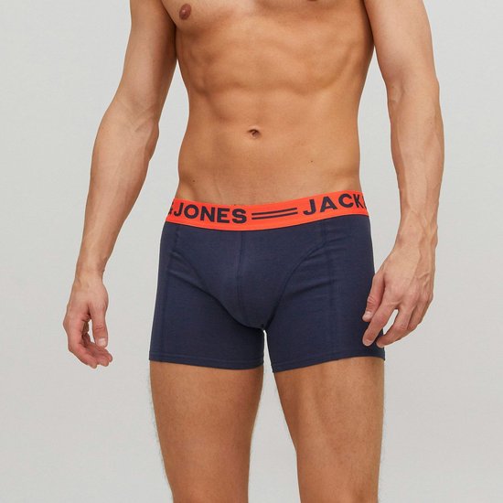 Navy blauwe boxershorts van Jack & Jones met een oranje tailleband met tekst.