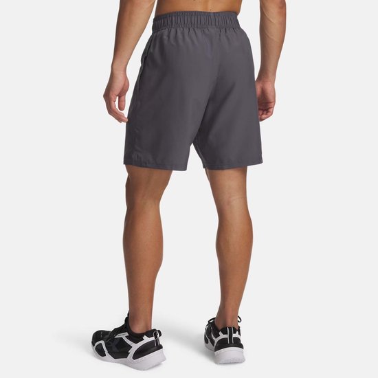Achterkant man in donkergrijze sportbroek met elastische tailleband.