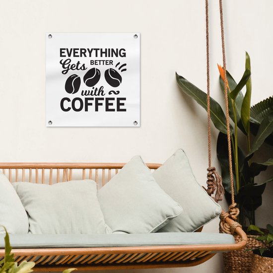 Affiche de jardin - Citation de Café Tout s'améliore avec un café sur fond blanc - 50x50 cm