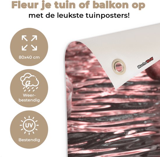 Tuinposter 80x40 cm - Tuindecoratie Een groep flamingo's staat in het water - Poster voor in de tuin - Buiten decoratie - Schutting tuinschilderij - Tuindoek muurdecoratie - Wanddecoratie balkondoek